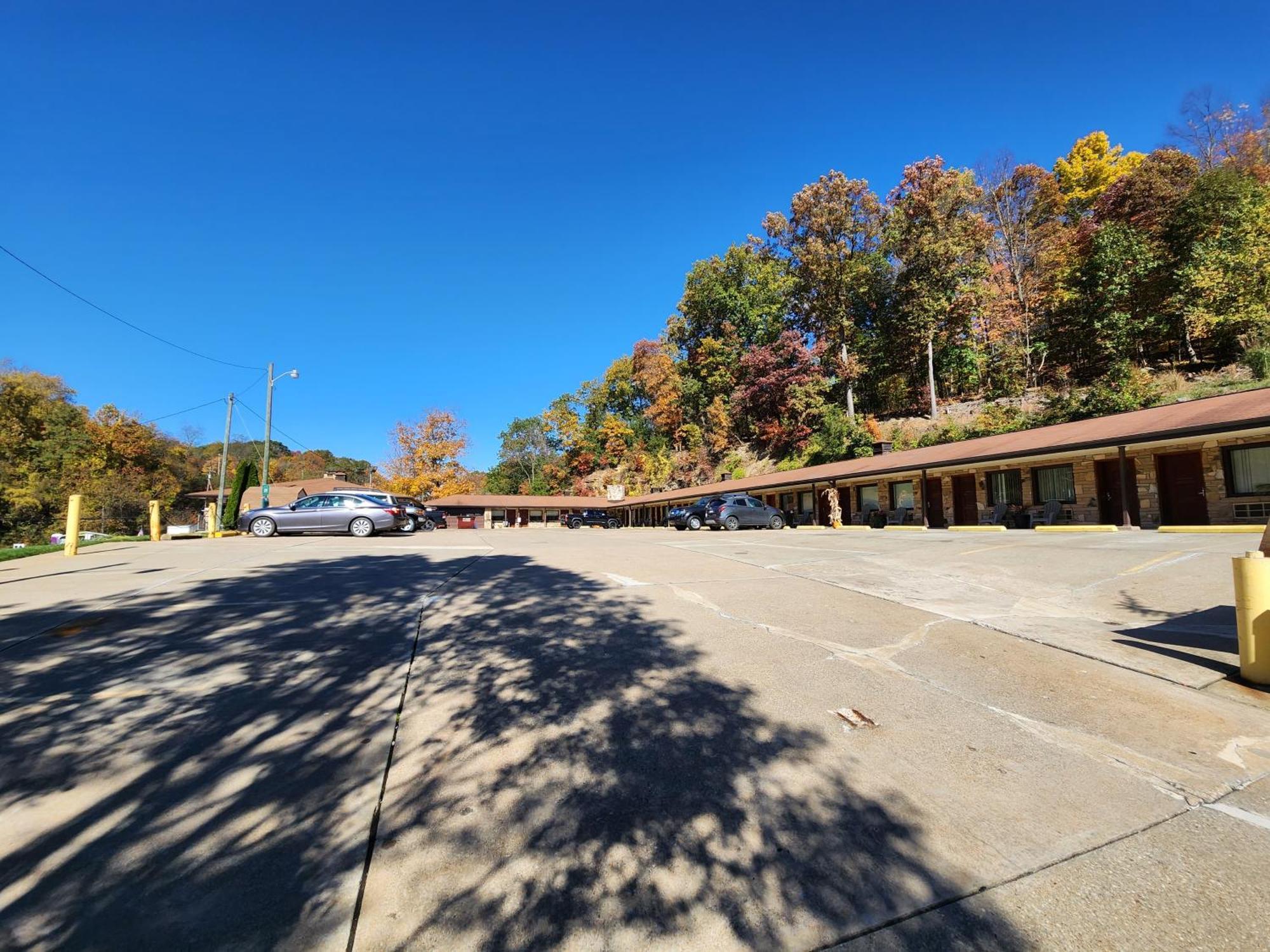 Jefferson Hills Motel Clairton Exterior photo