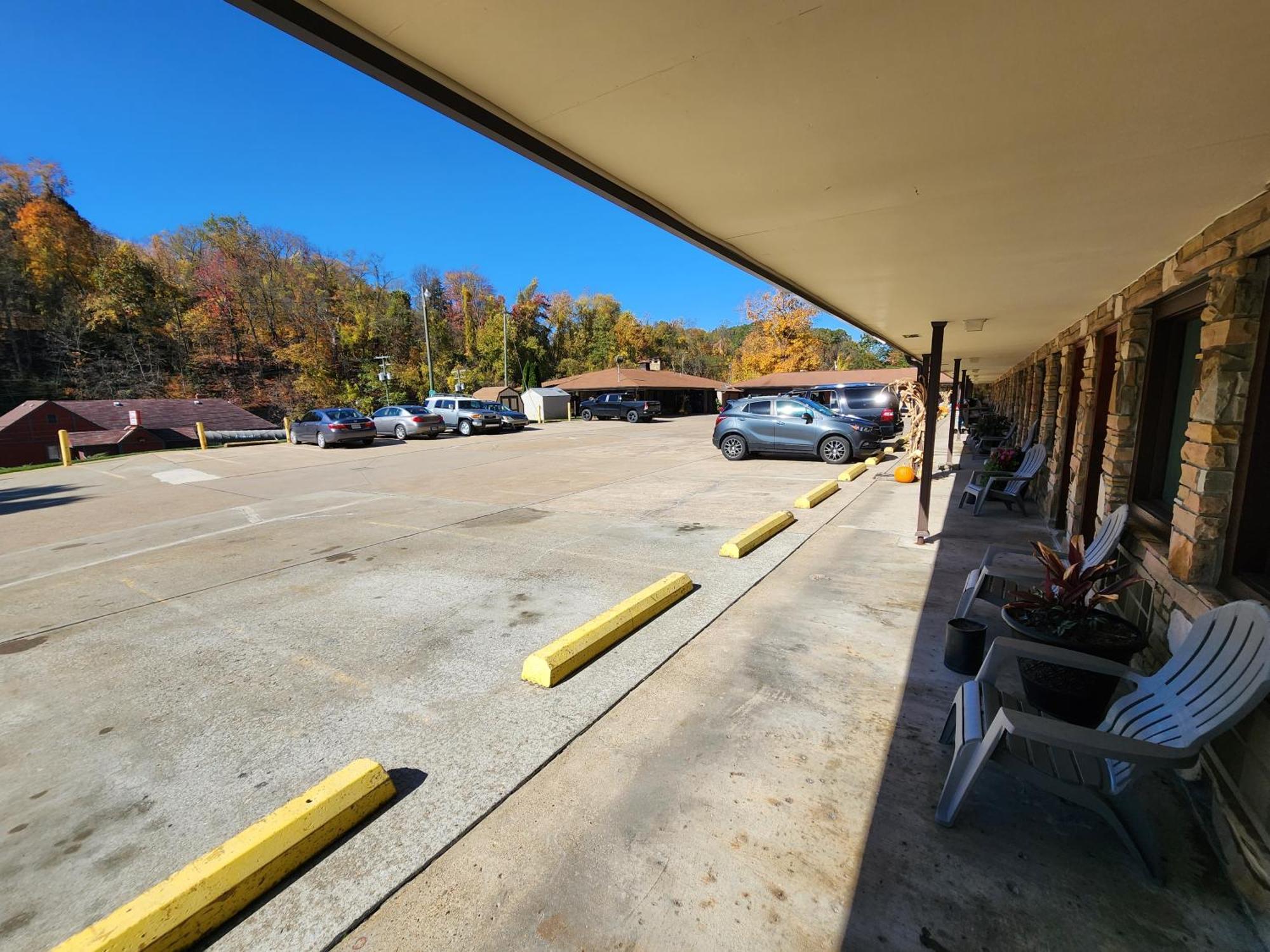 Jefferson Hills Motel Clairton Exterior photo