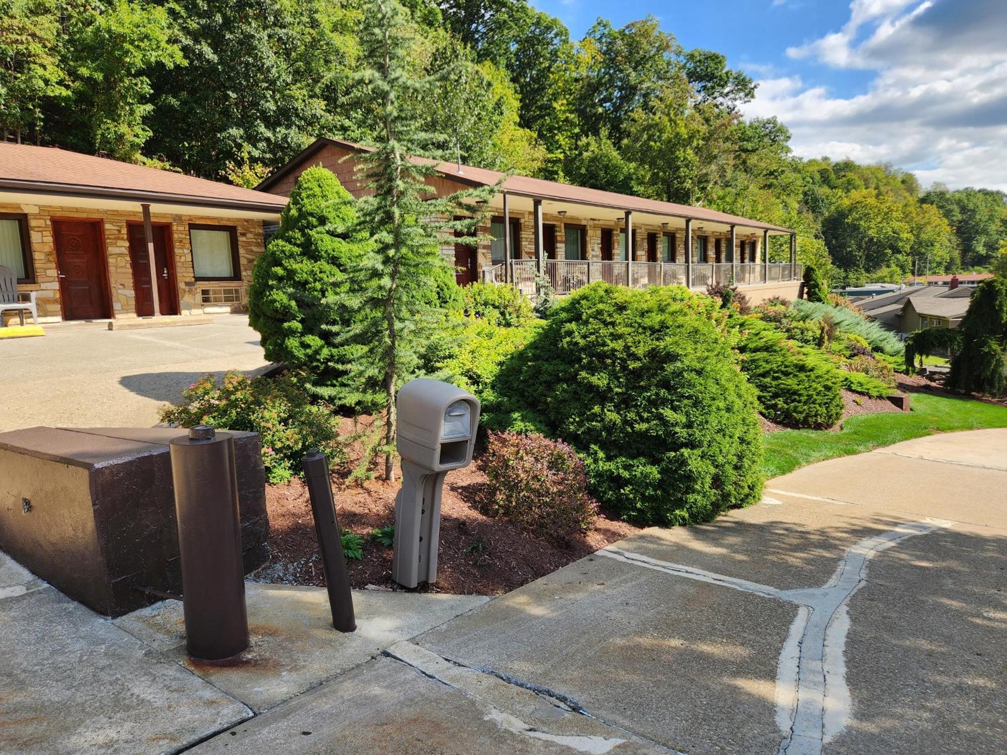 Jefferson Hills Motel Clairton Exterior photo