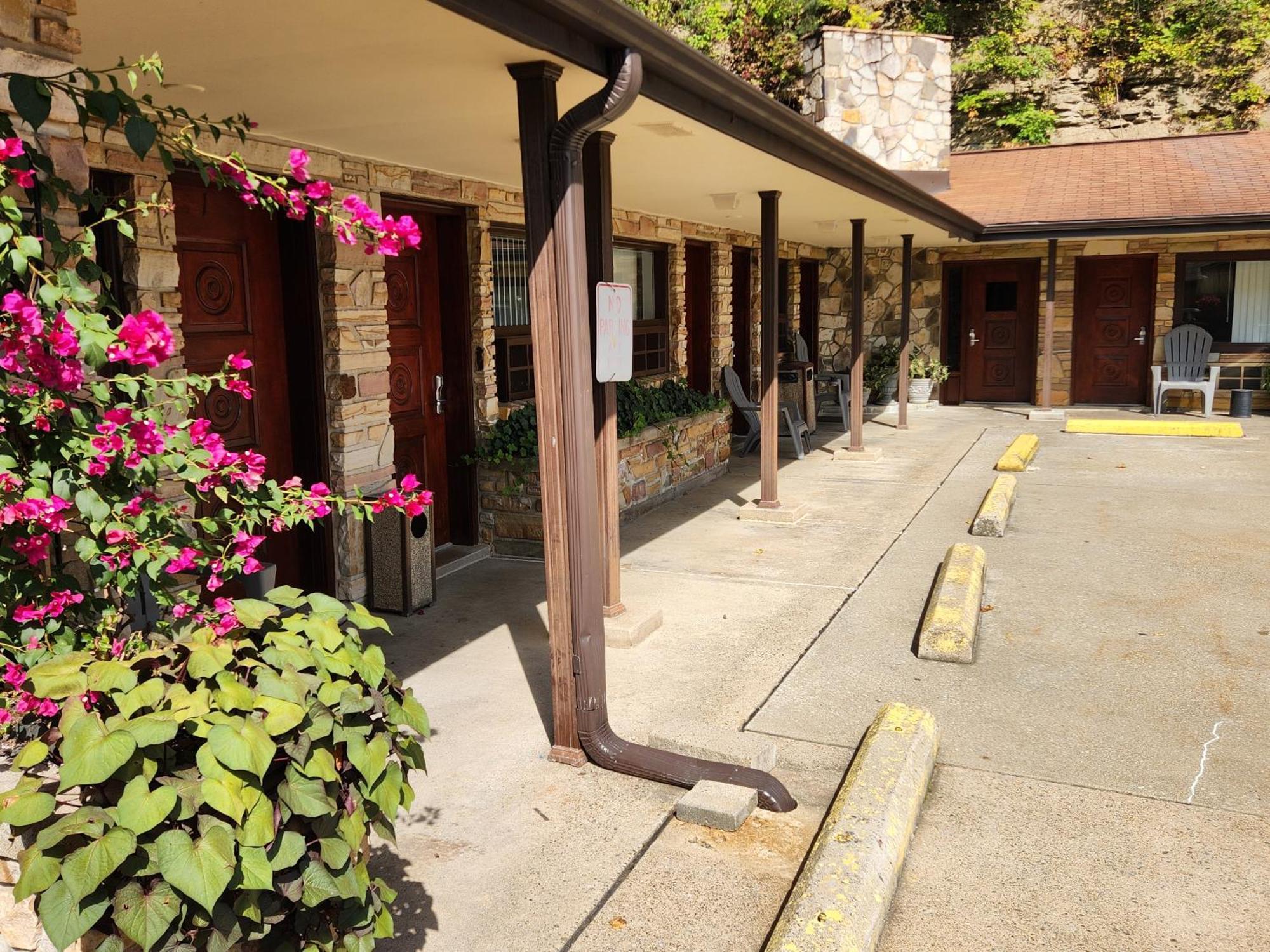 Jefferson Hills Motel Clairton Exterior photo