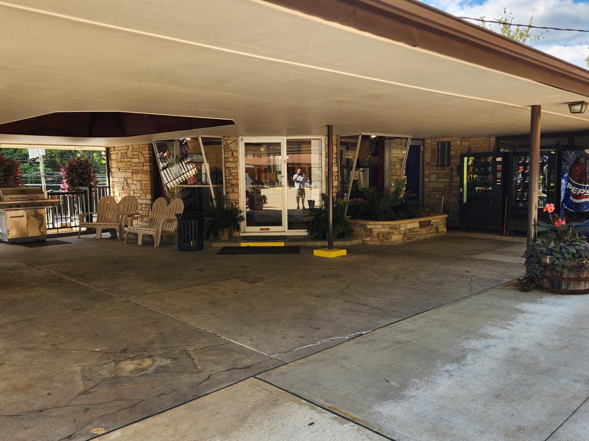 Jefferson Hills Motel Clairton Exterior photo
